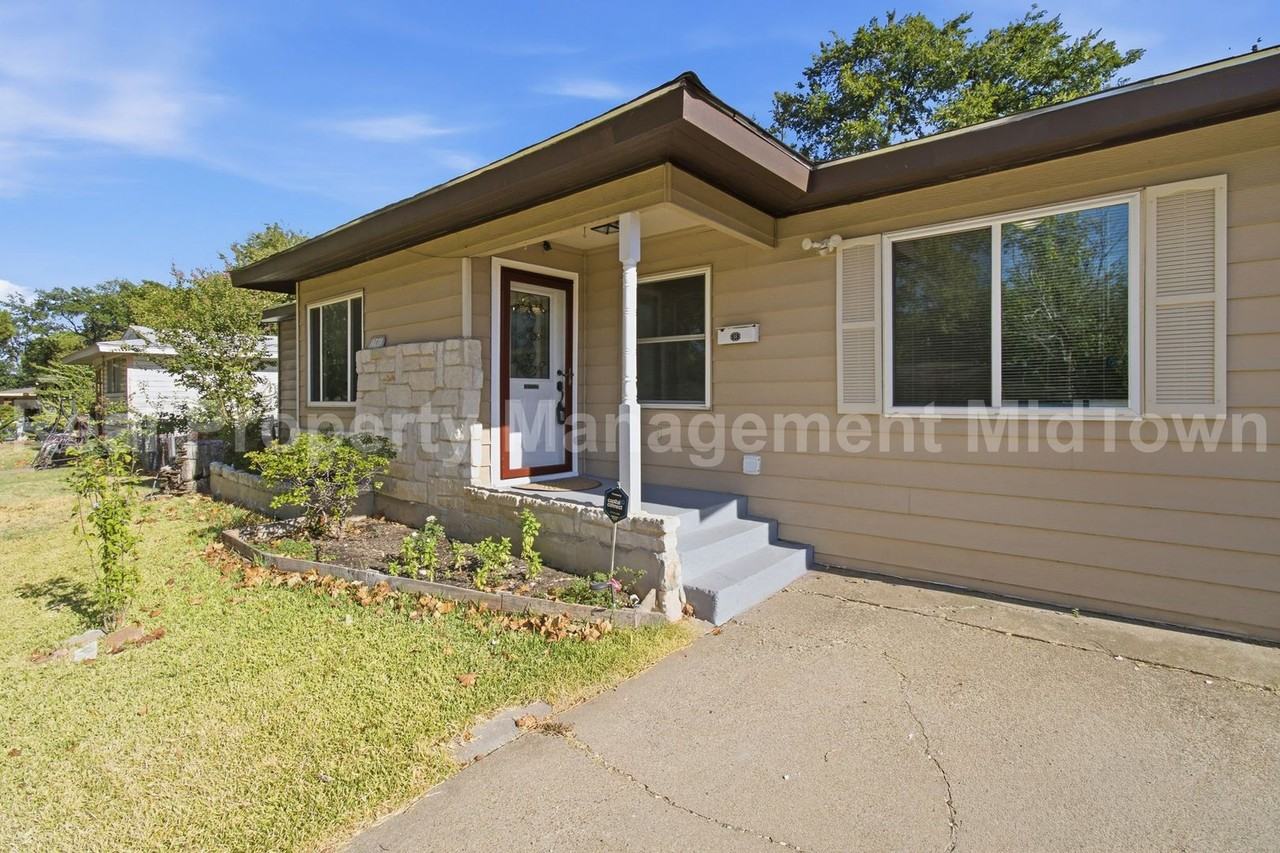 1301 Burleson St - Photo 2 of 33