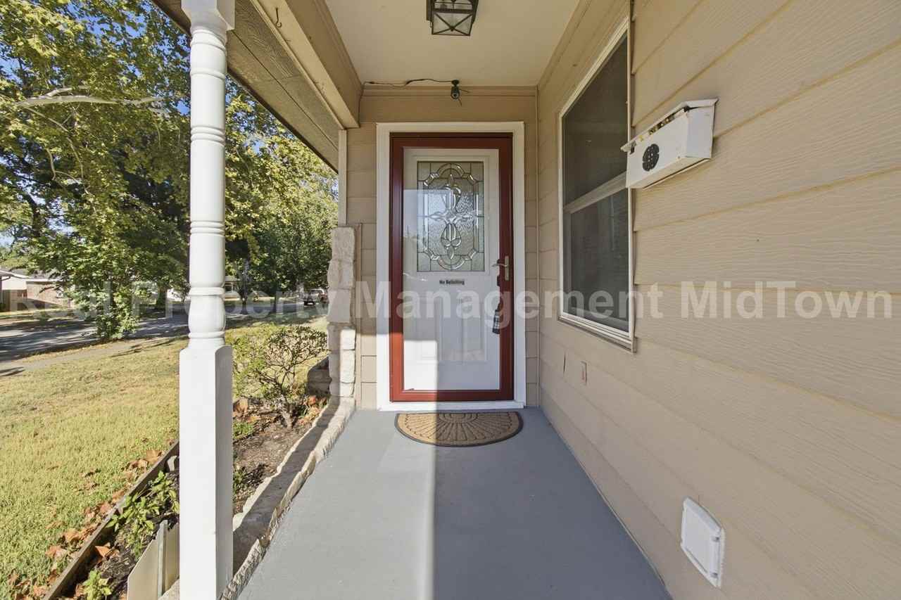 1301 Burleson St - Photo 3 of 33