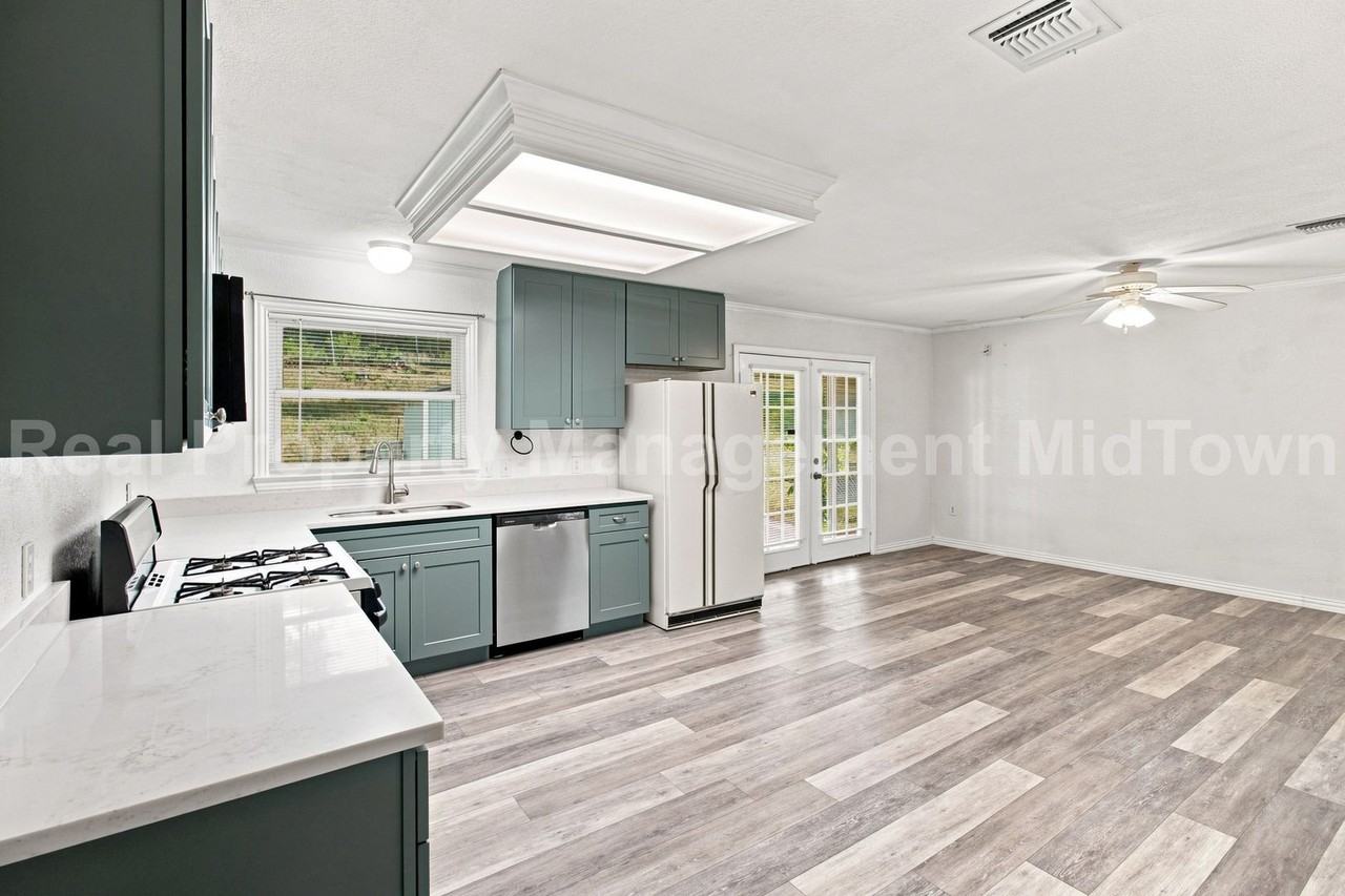 1301 Burleson St - Photo 4 of 33