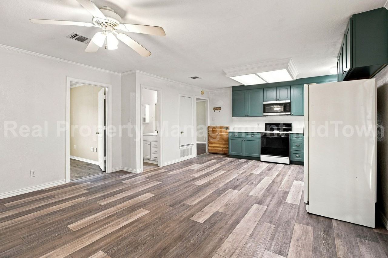 1301 Burleson St - Photo 6 of 33