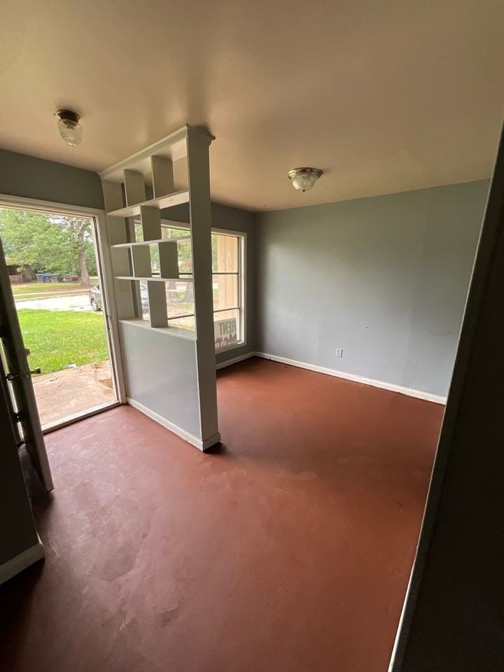 835 Pine Tree Dr - Photo 3 of 16
