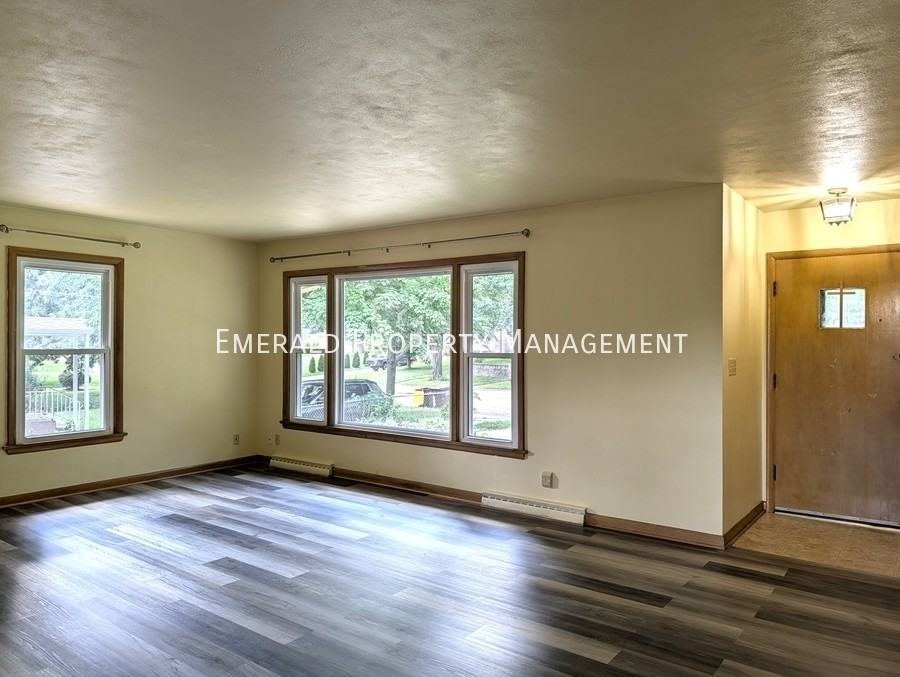 127 Hilton Ave - Photo 3 of 23
