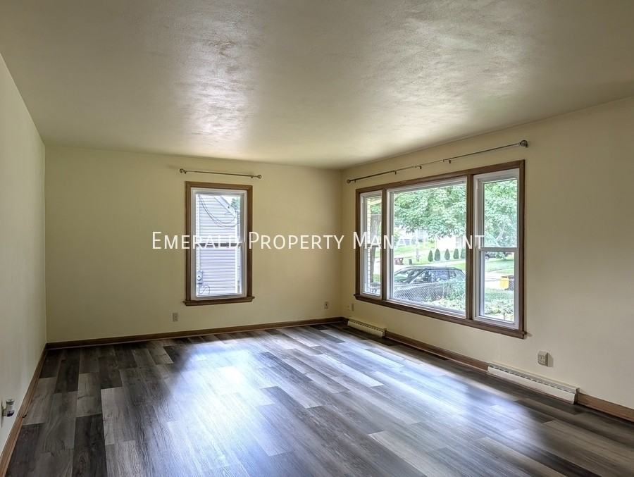 127 Hilton Ave - Photo 4 of 23