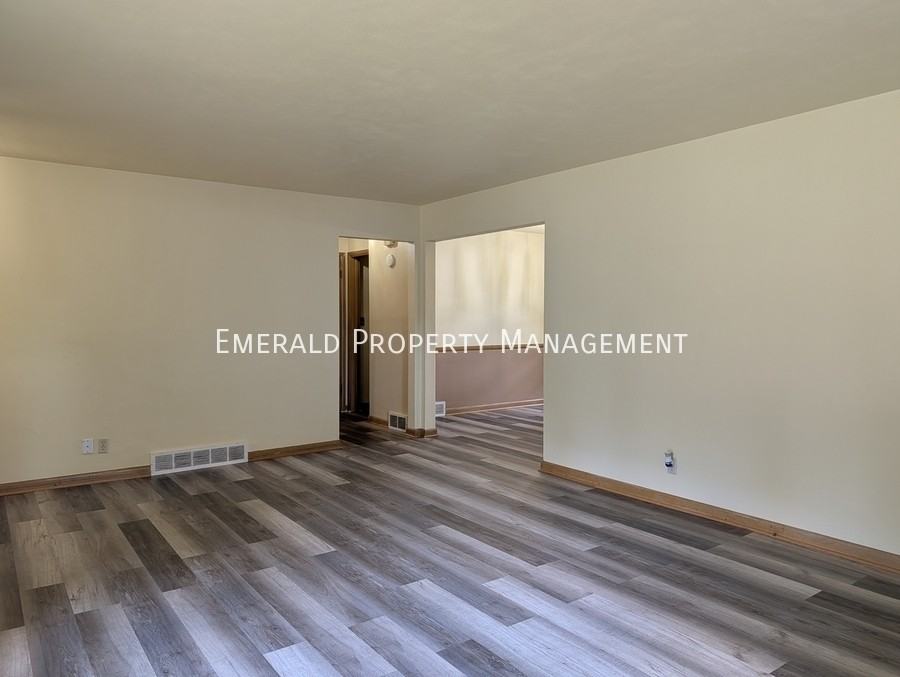 127 Hilton Ave - Photo 5 of 23