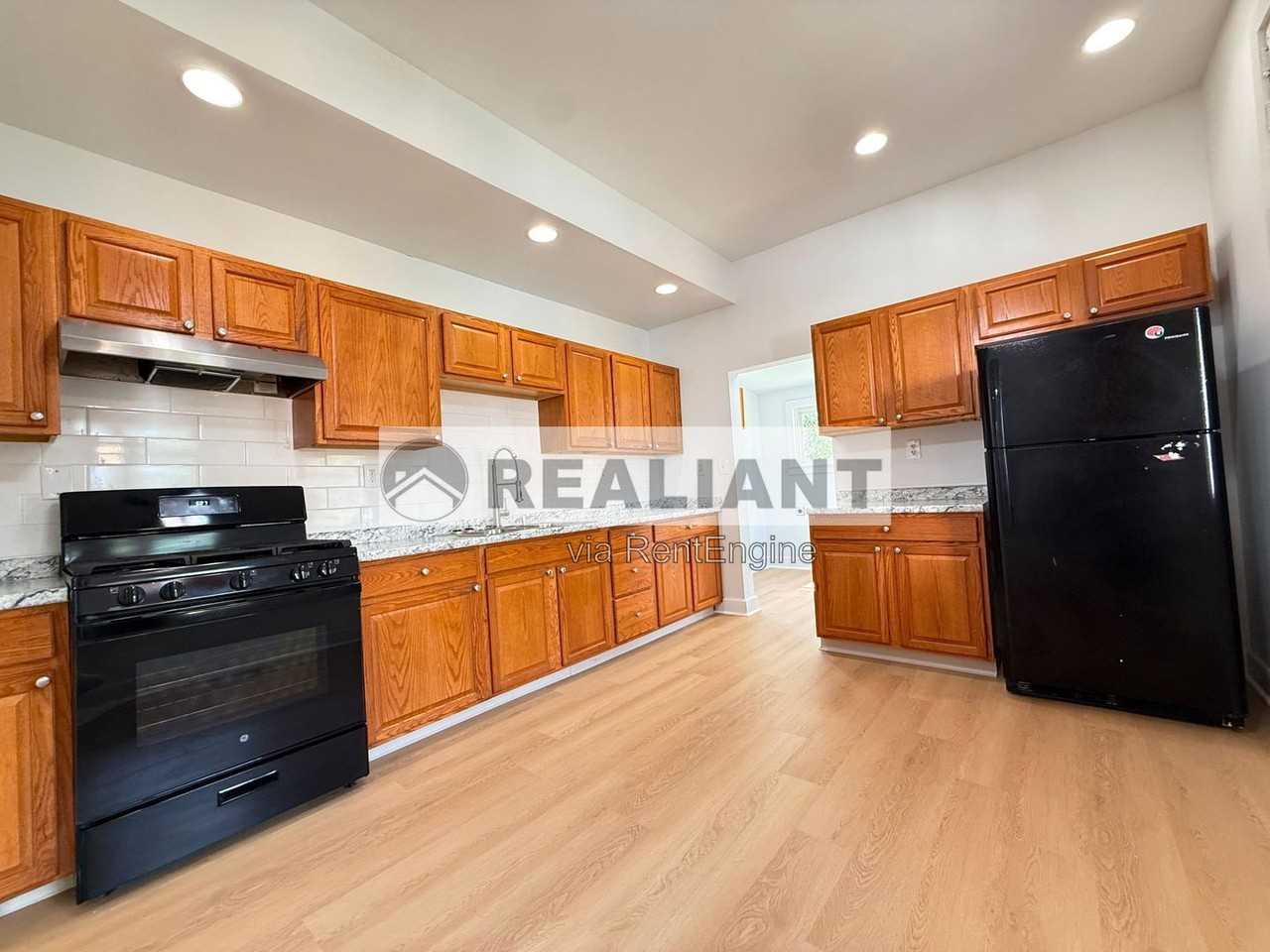 124 W 31st St - Photo 4 of 12