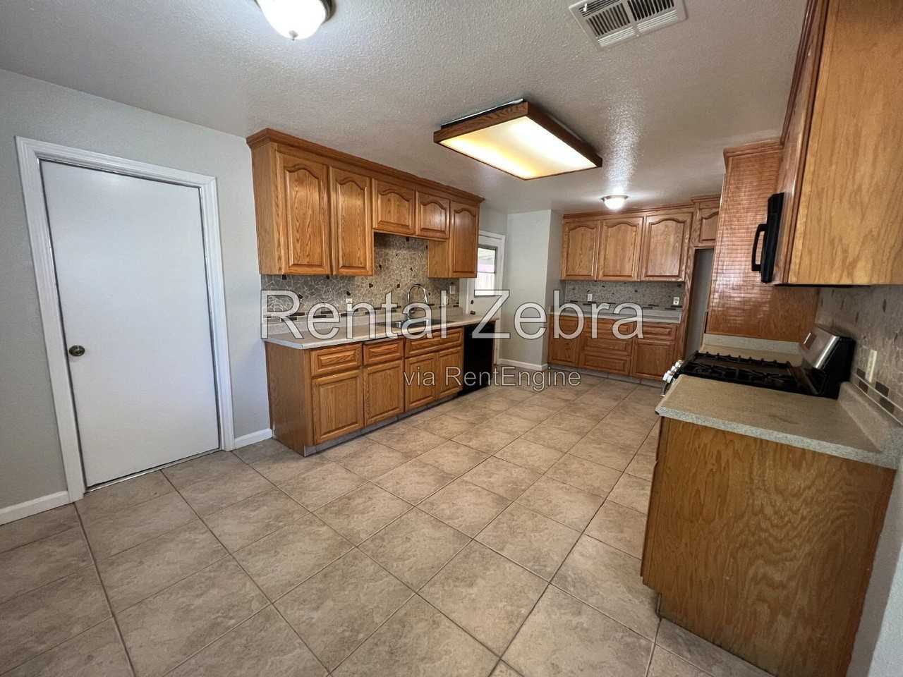 317 Knutson St - Photo 4 of 25