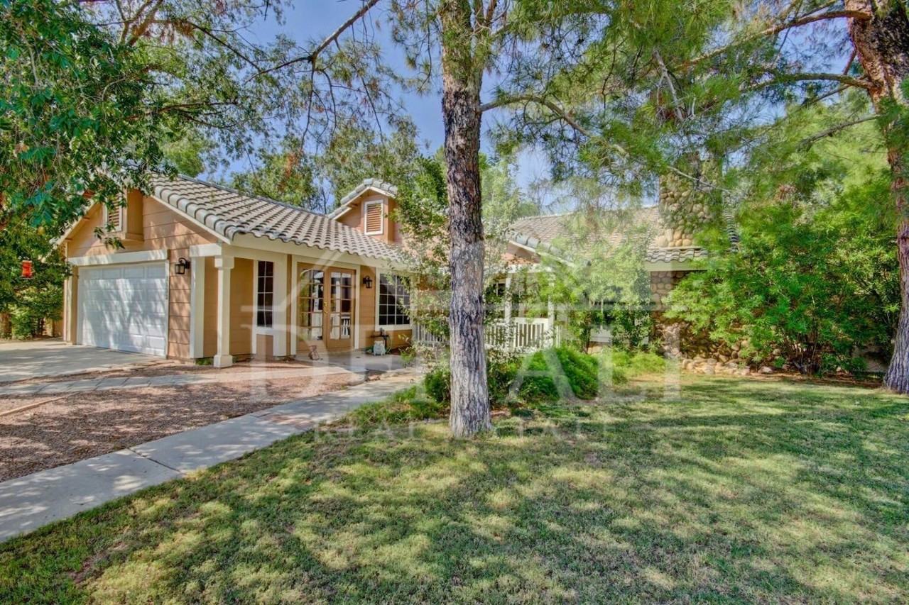 1132 E Linda Ln - Photo 2 of 16