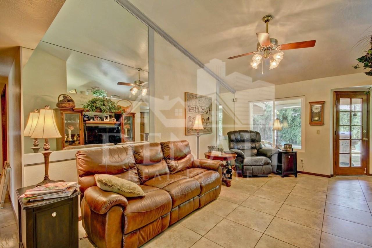 1132 E Linda Ln - Photo 4 of 16