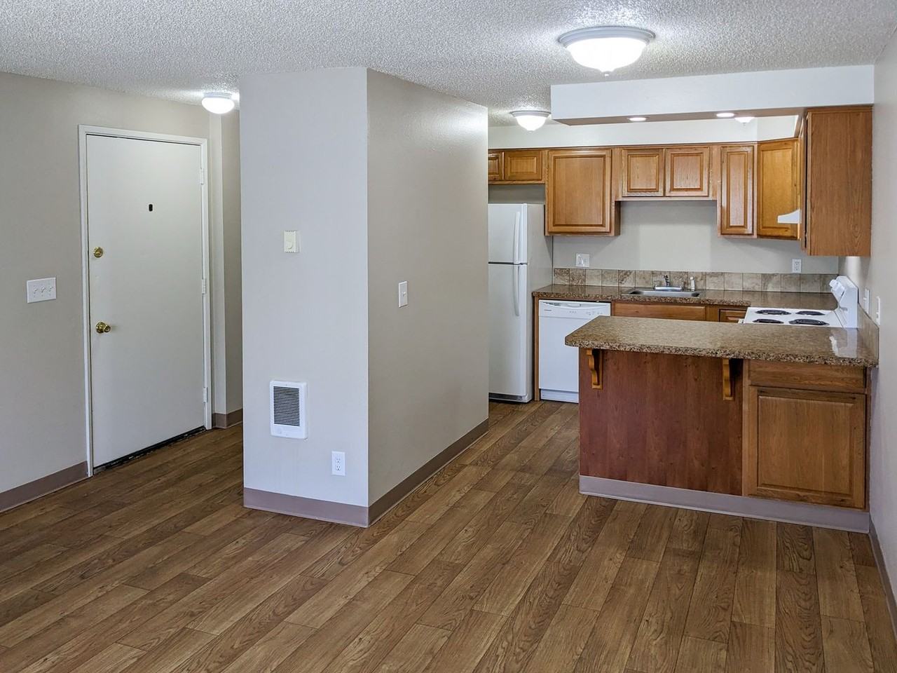 5200 Windsor Island Rd N - Photo 5 of 28