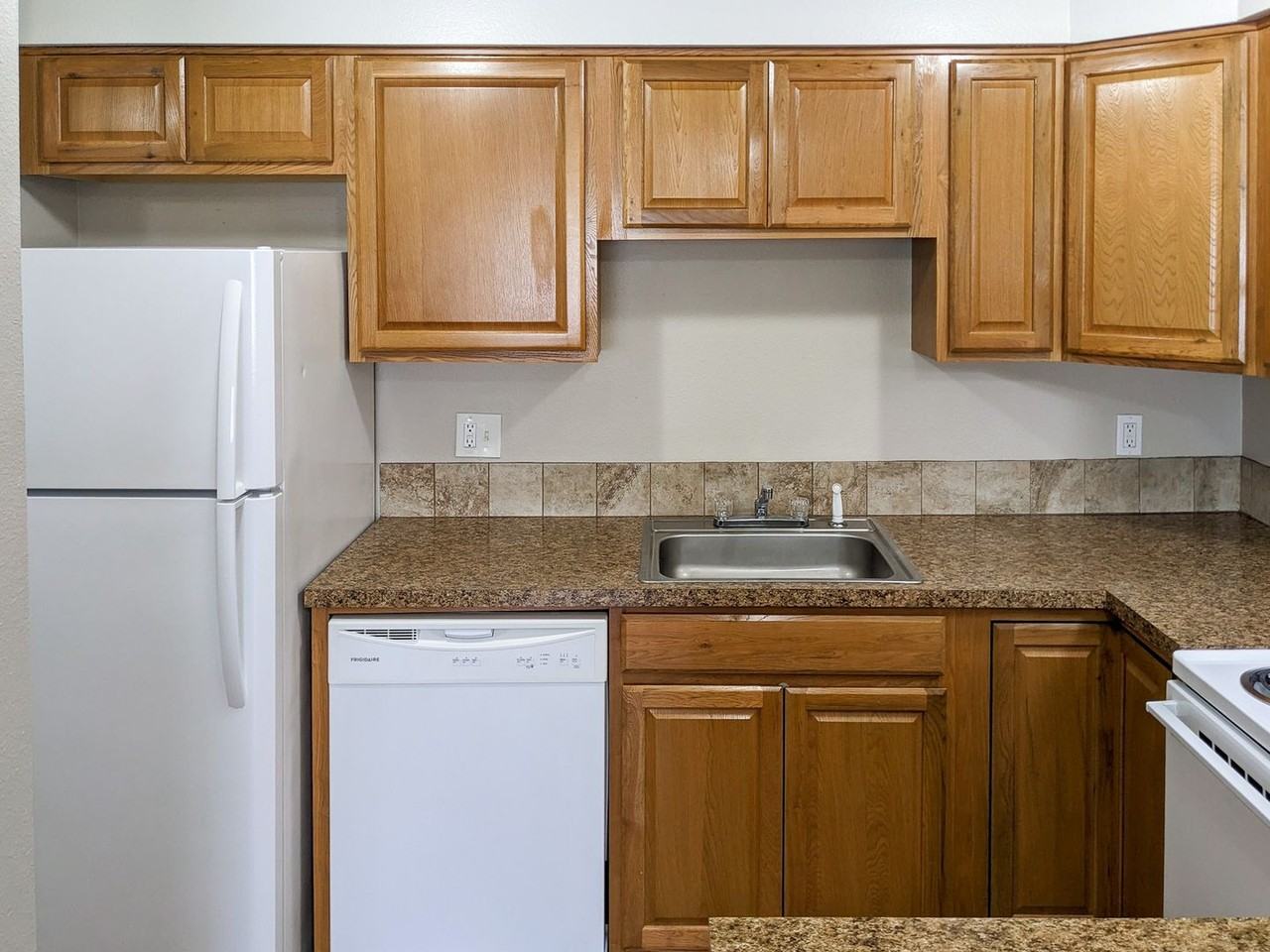 5200 Windsor Island Rd N - Photo 6 of 28