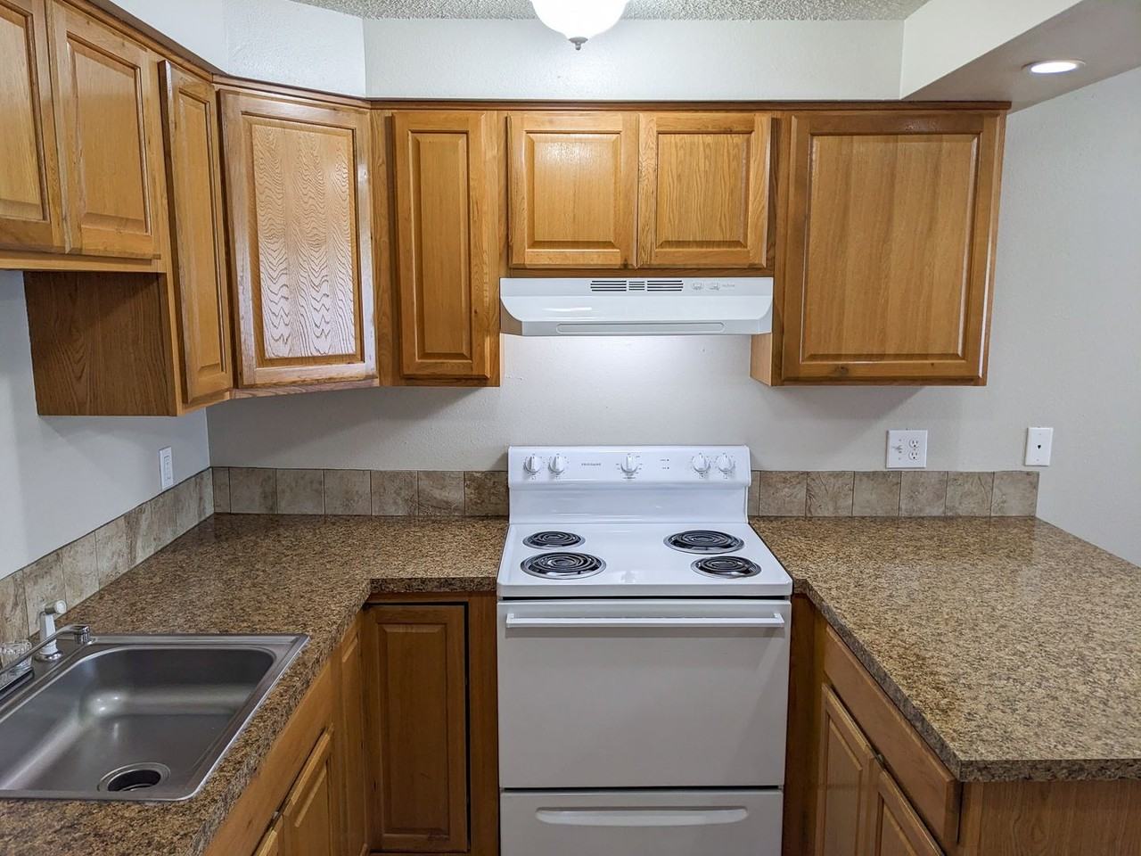 5200 Windsor Island Rd N - Photo 7 of 28