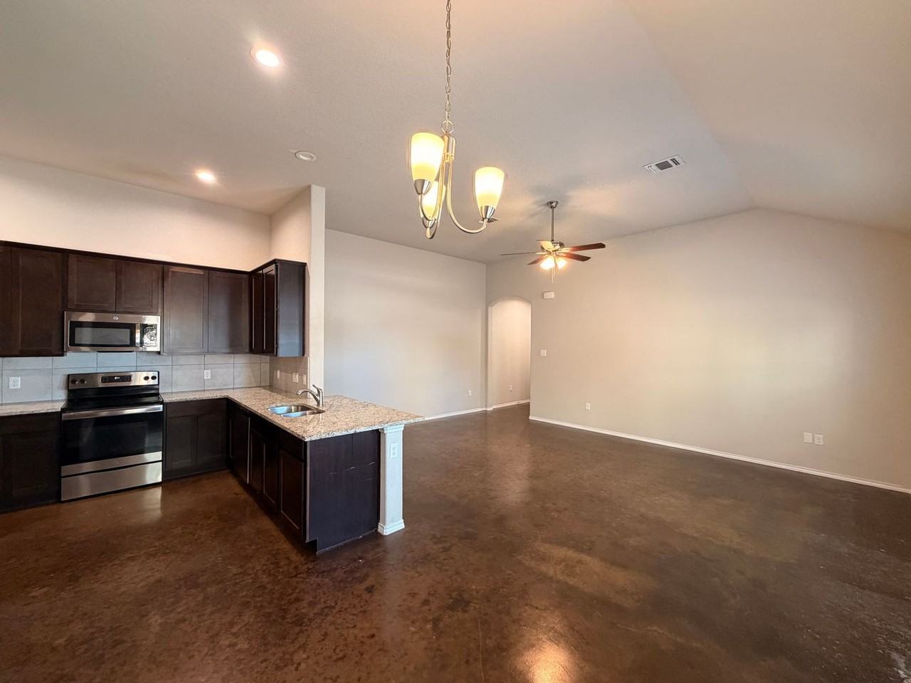 1127 Renee Way - Photo 4 of 21