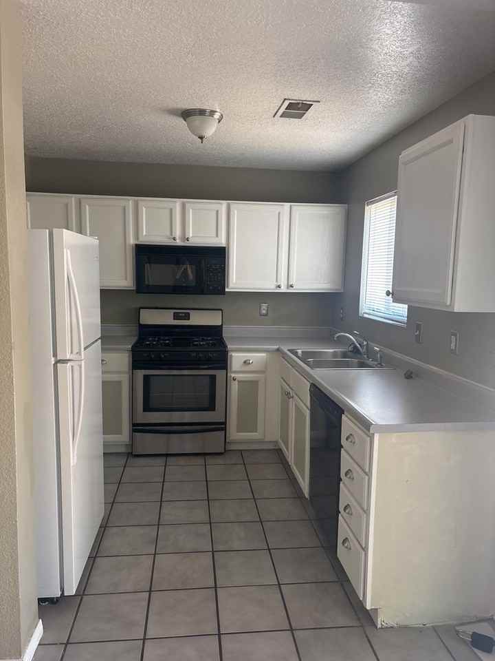 6405 La Habra Ln Ne - Photo 5 of 24