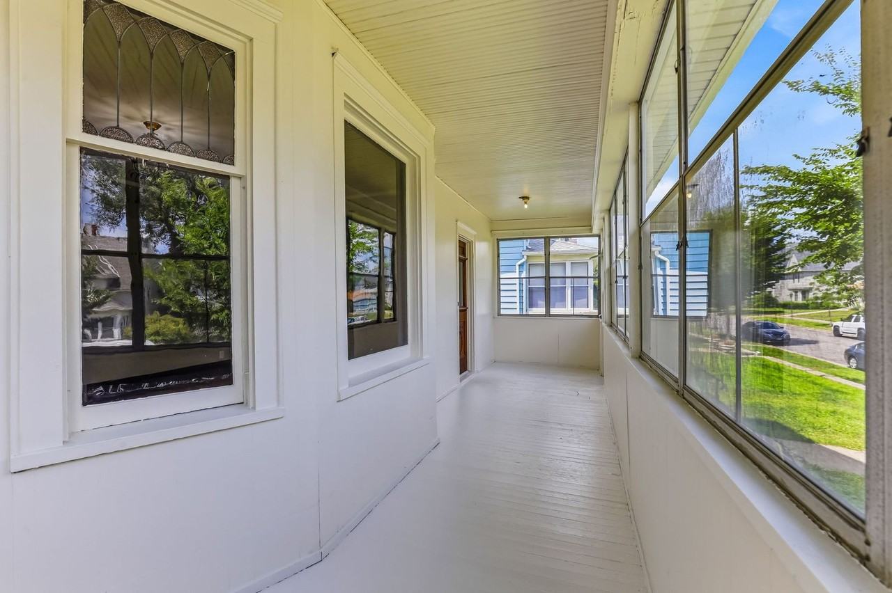 884 Iglehart Ave - Photo 4 of 50