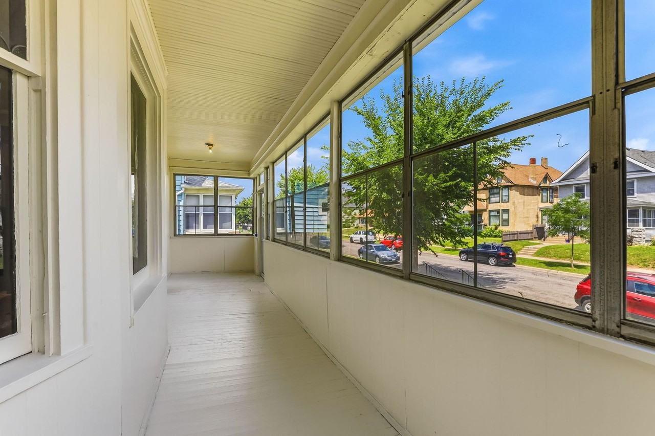 884 Iglehart Ave - Photo 5 of 50