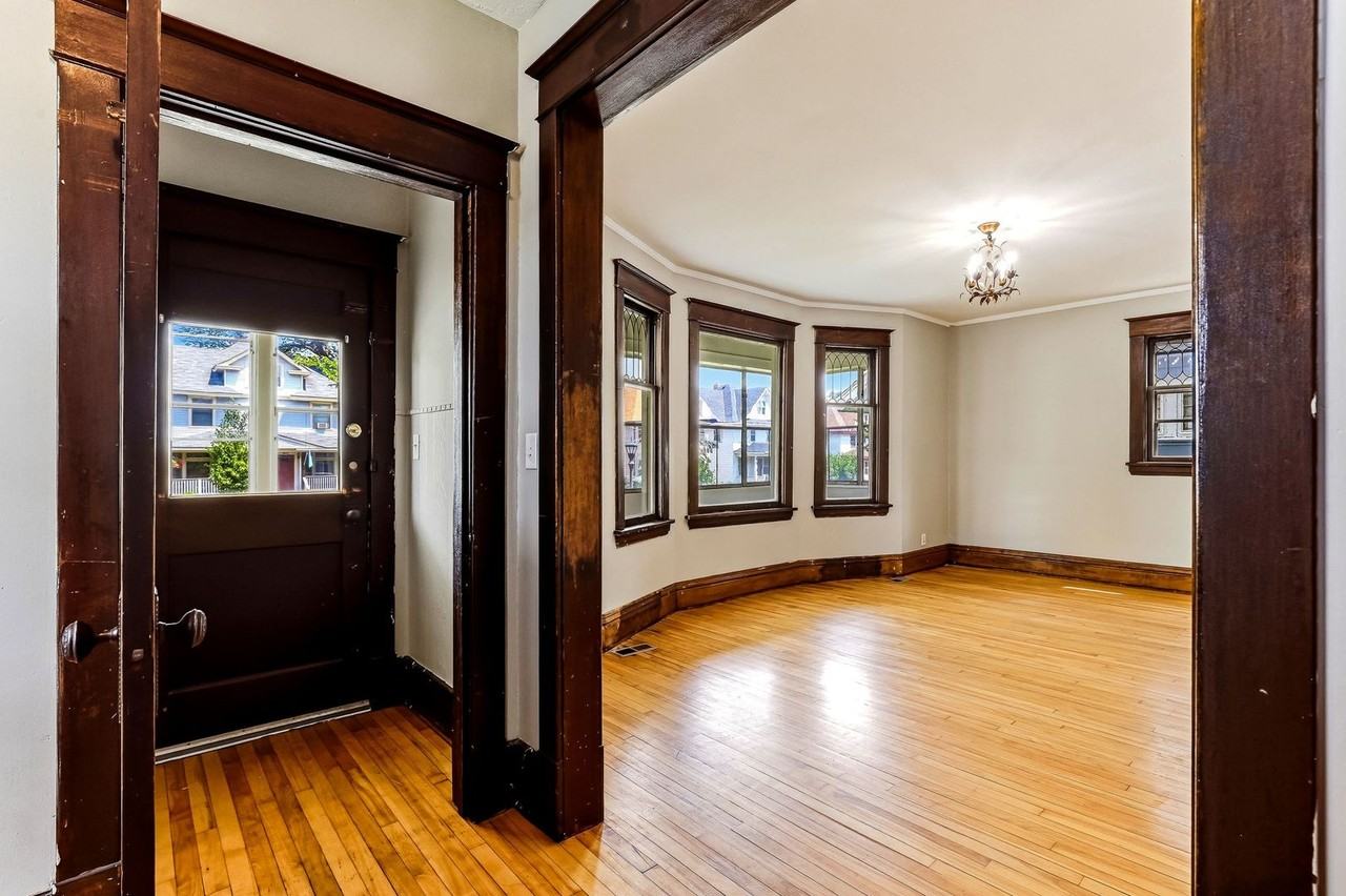 884 Iglehart Ave - Photo 6 of 50