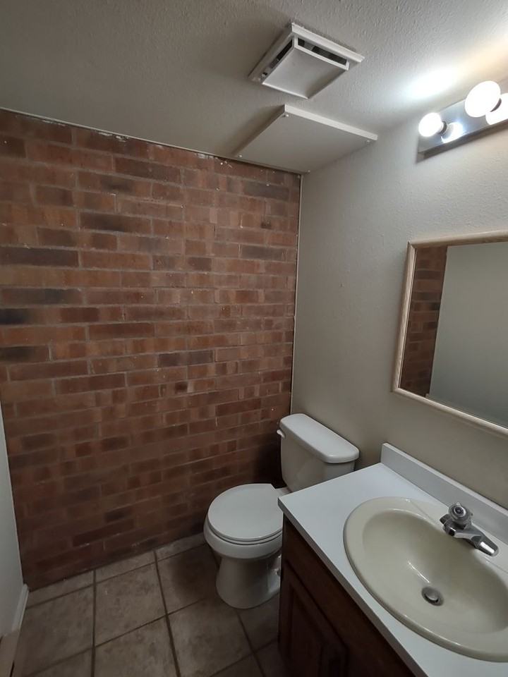 2111 Chatalet Ln #B - Photo 4 of 20