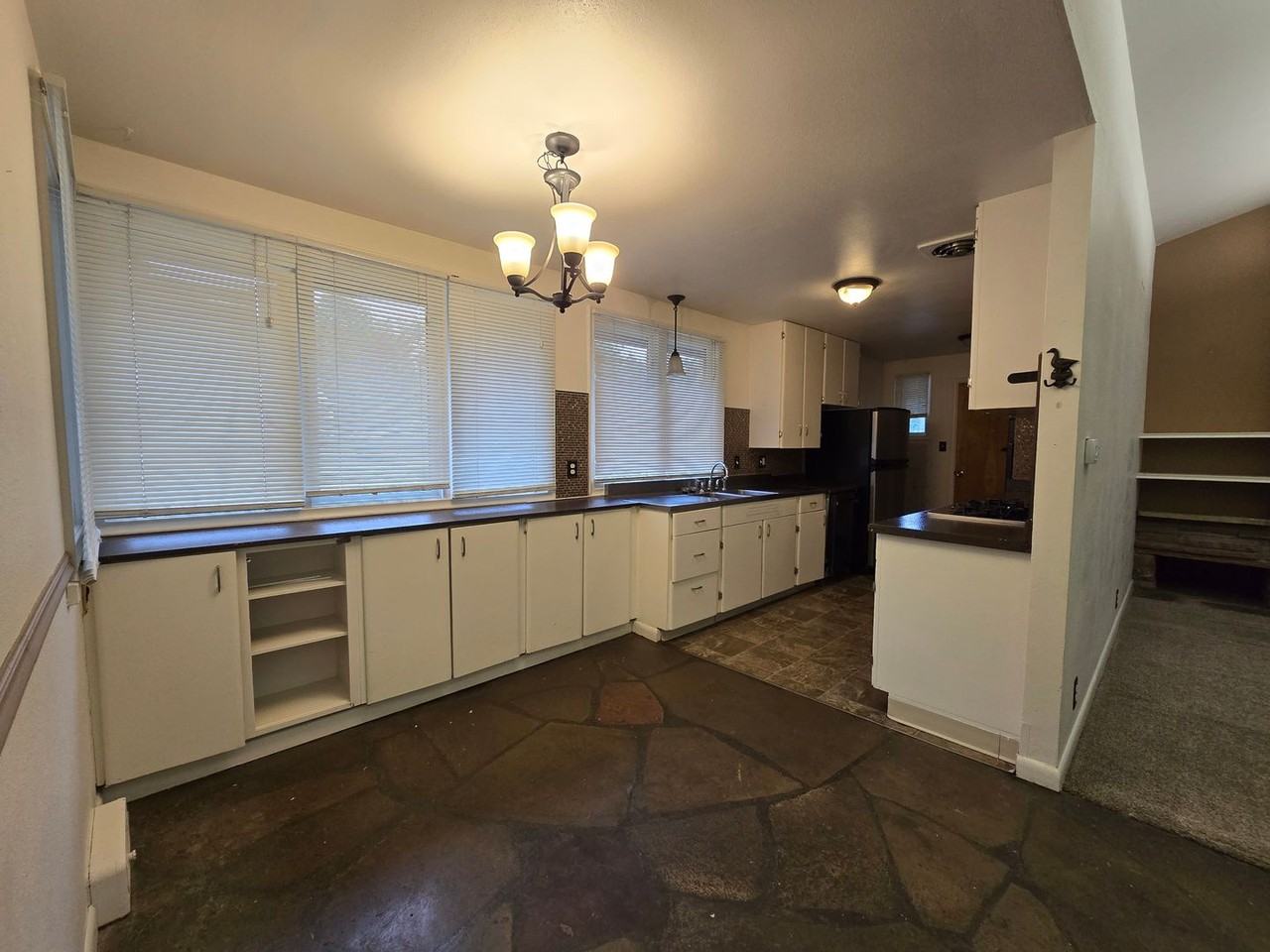 3232 Poly Dr - Photo 5 of 27