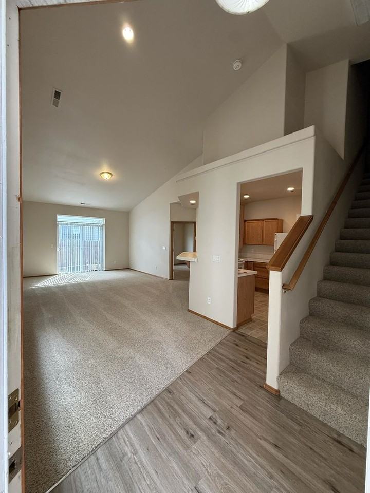 2117 Ne 81st Ave - Photo 4 of 26