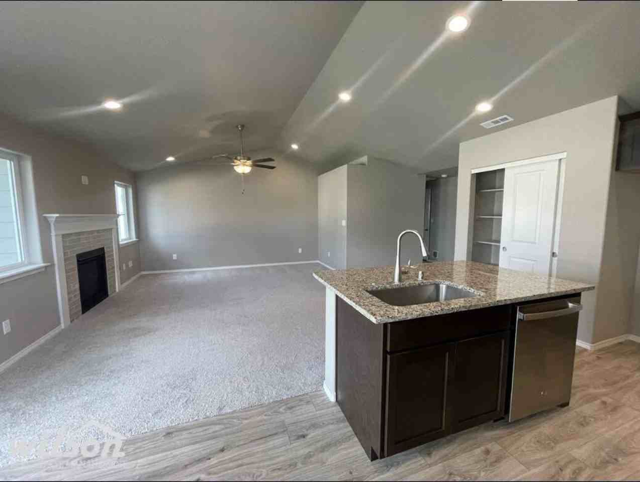 6113 Judd Ave - Photo 6 of 23