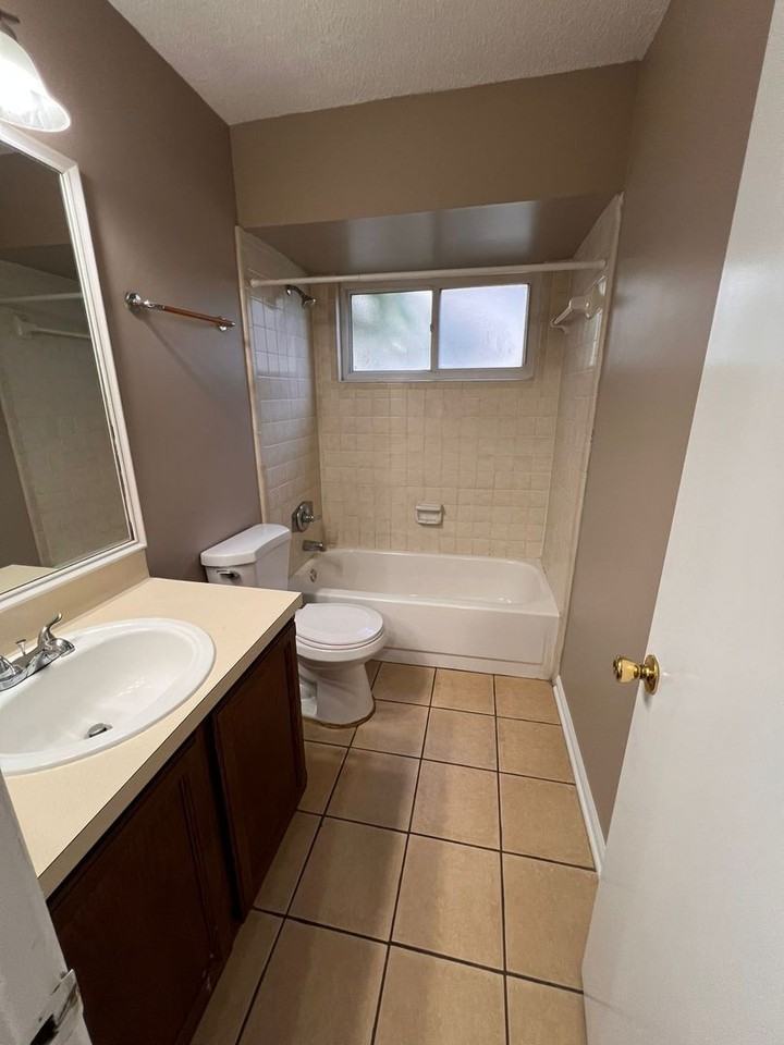 8439 Everest Dr - Photo 4 of 10