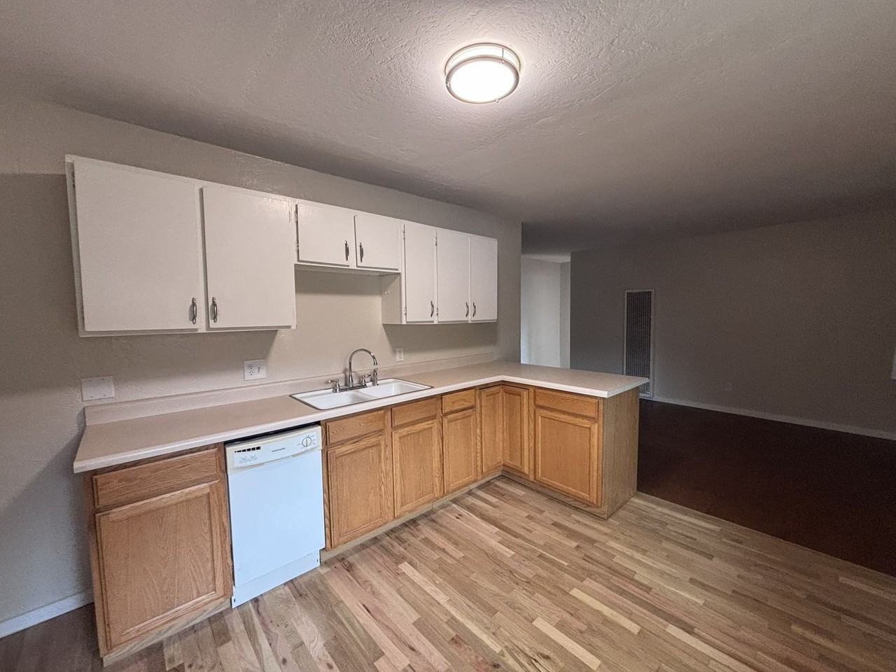 4441 W Walnut St #JADU - Photo 7 of 12