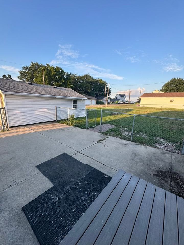 527 Main St - Photo 2 of 10