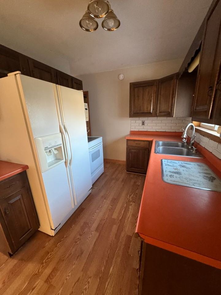 527 Main St - Photo 3 of 10