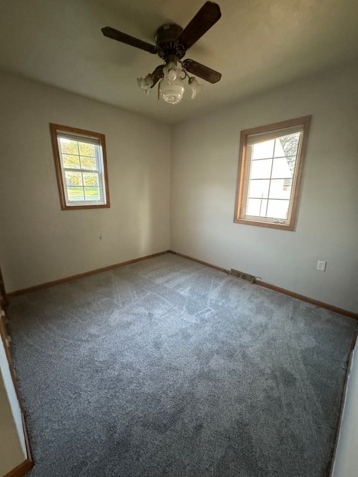 527 Main St - Photo 4 of 10