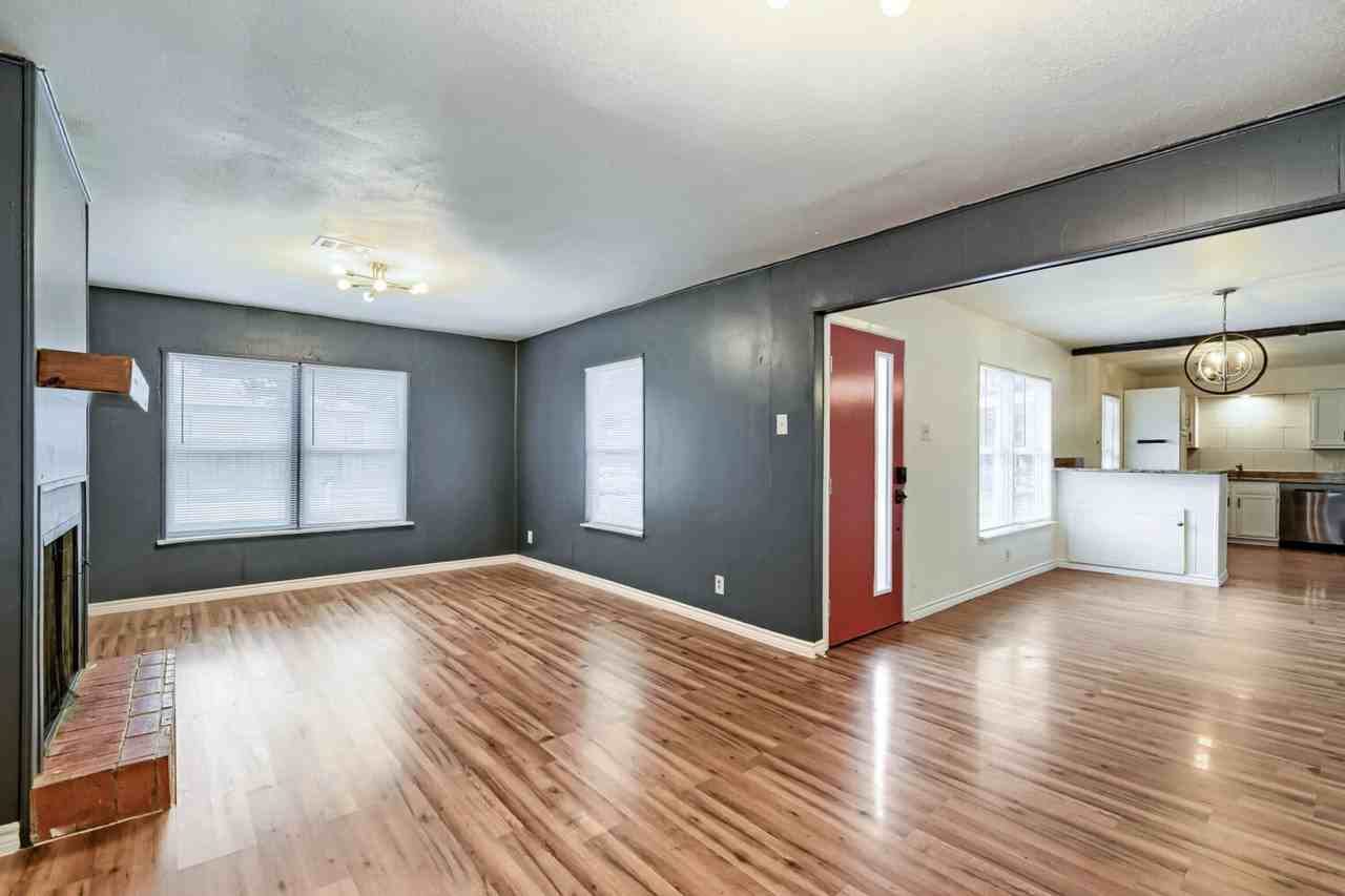 8106 Windlake St - Photo 5 of 29