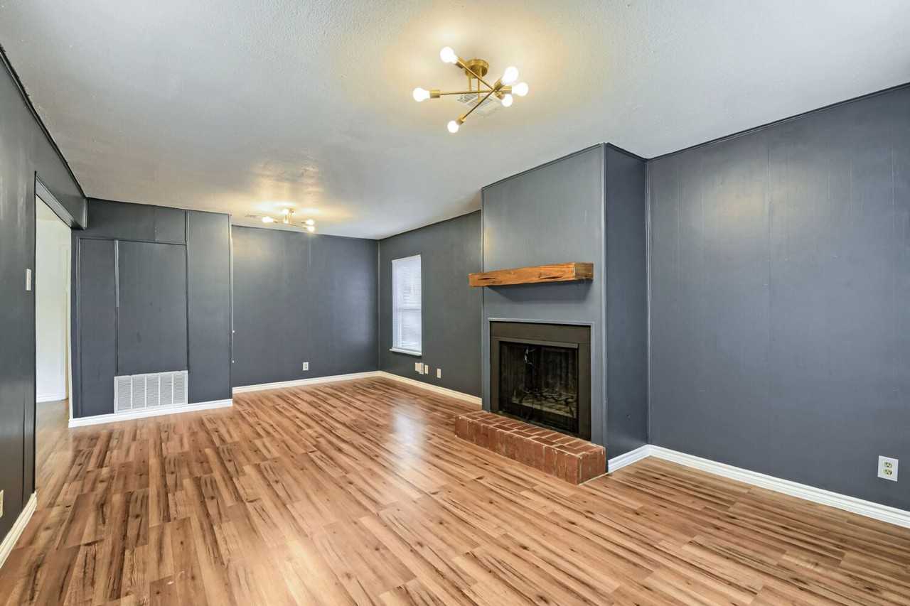 8106 Windlake St - Photo 6 of 29