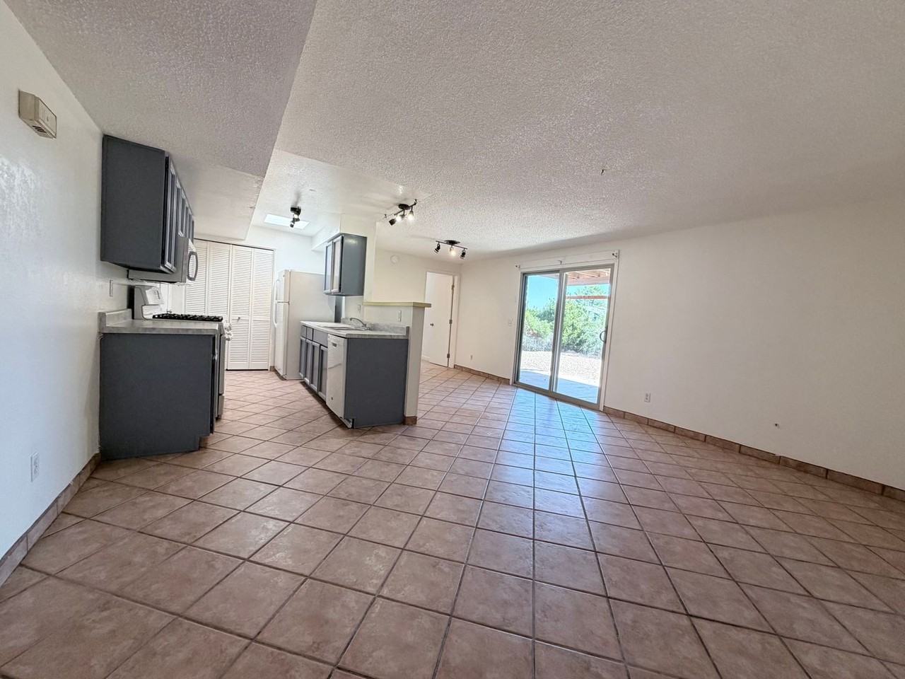 131 Colombo Ave - Photo 5 of 23