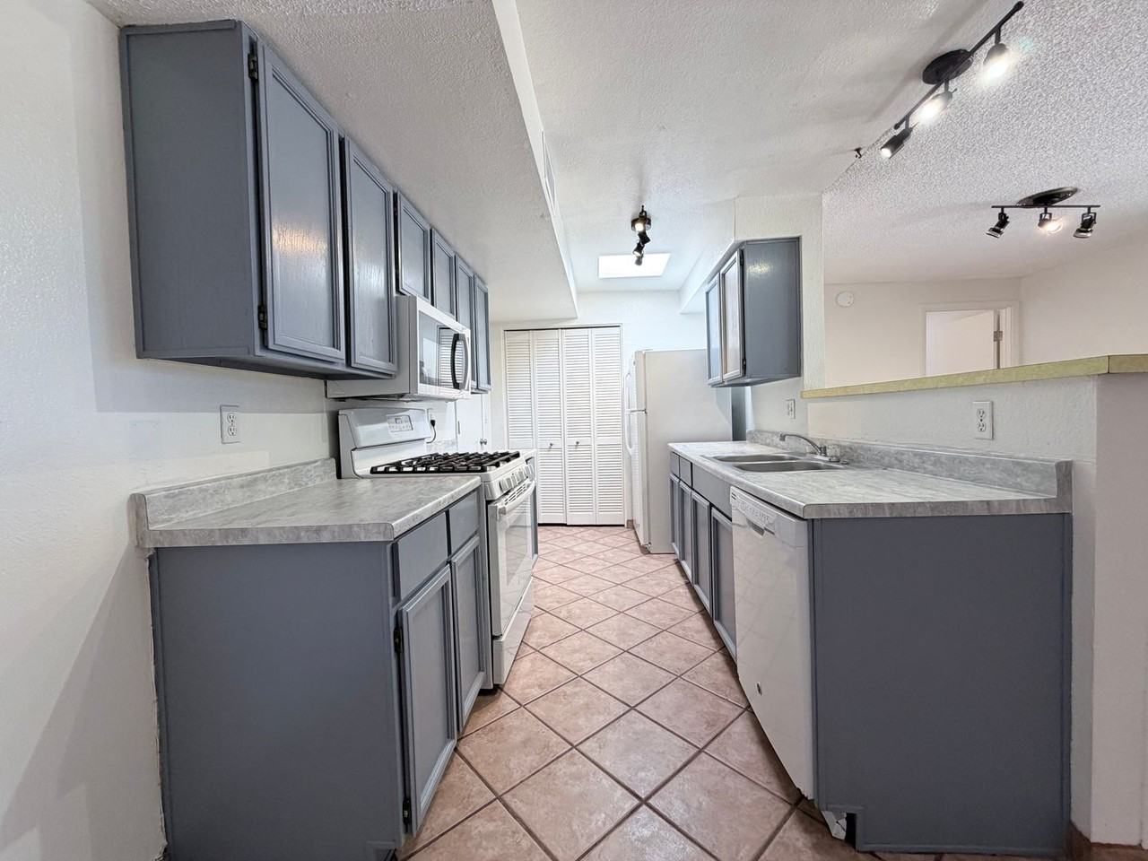 131 Colombo Ave - Photo 6 of 23