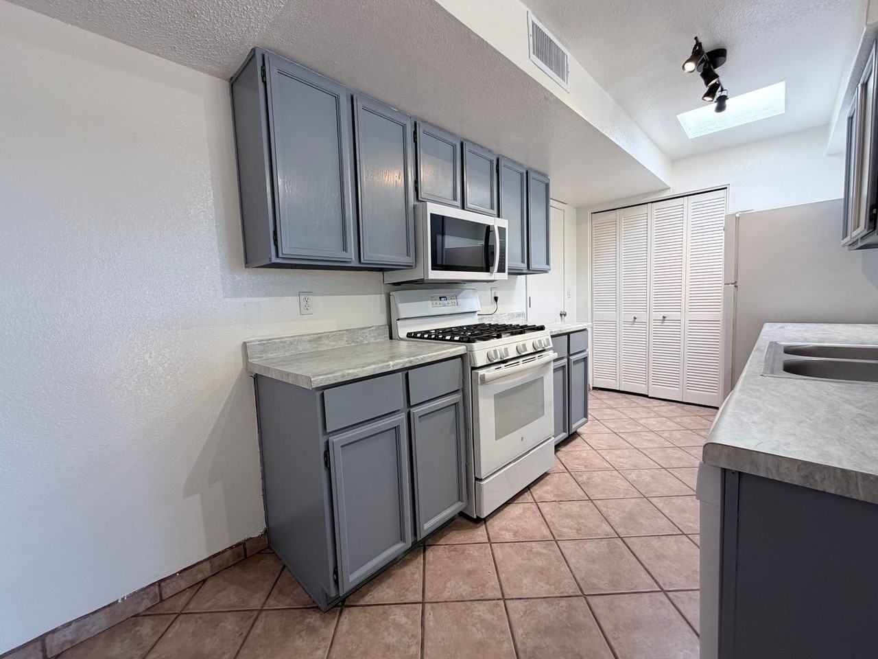 131 Colombo Ave - Photo 7 of 23