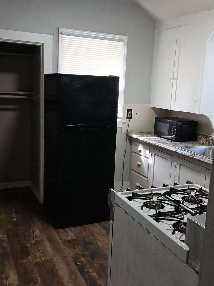 405 405 407 409 S Walts  Ave - Photo 4 of 7