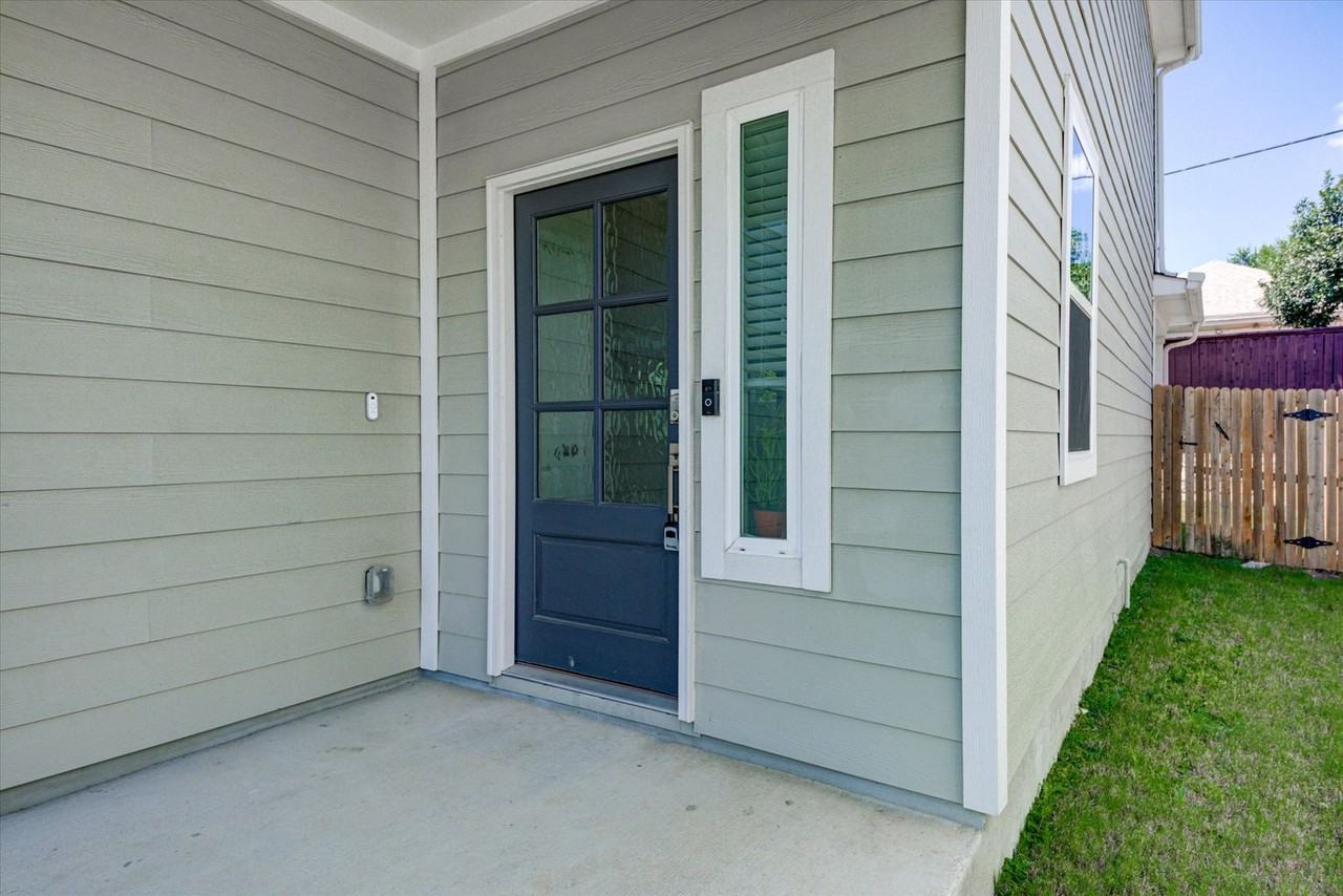 15610 Ellinger Dr - Photo 4 of 38