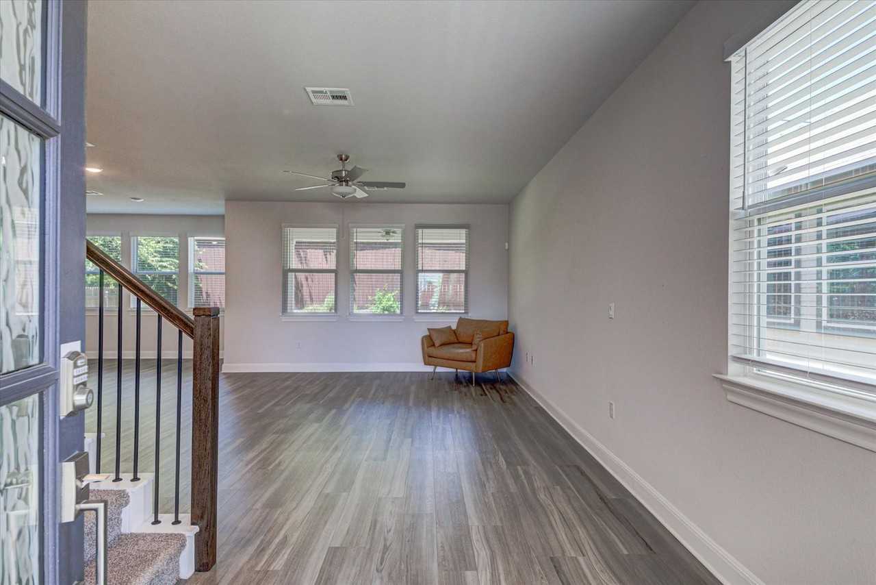 15610 Ellinger Dr - Photo 5 of 38