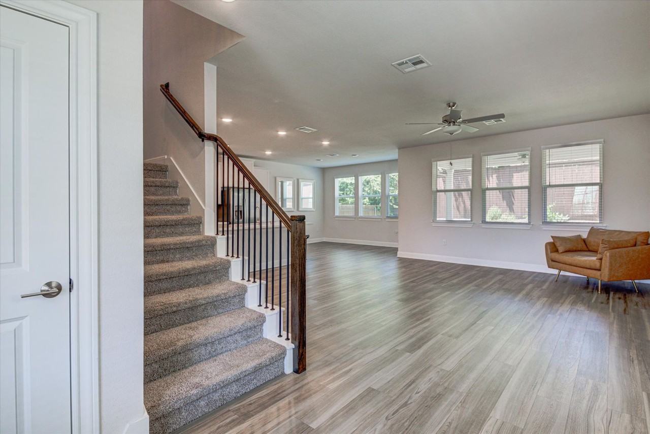 15610 Ellinger Dr - Photo 6 of 38