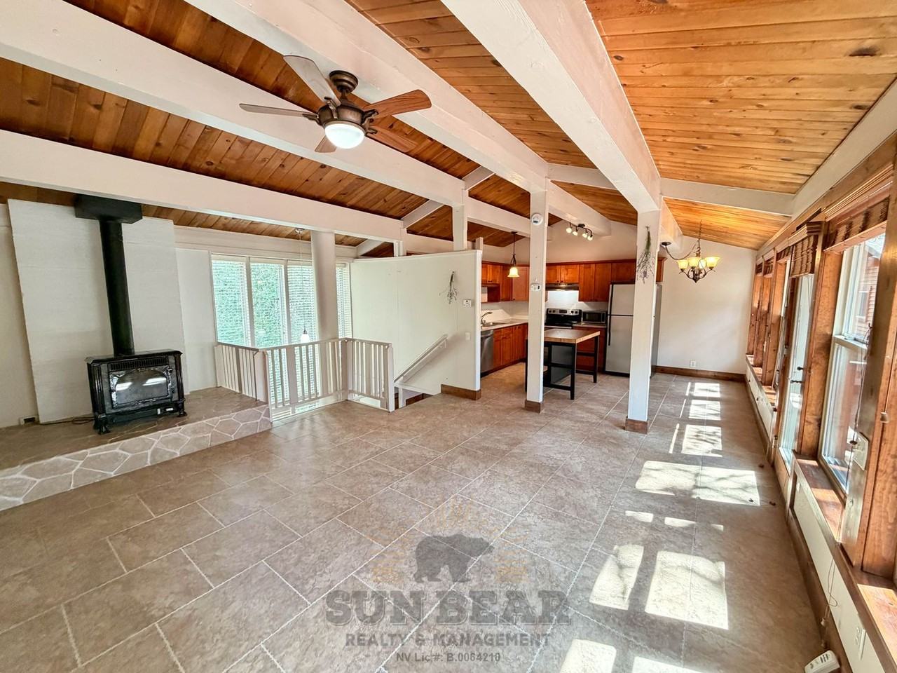702 College Dr - Photo 2 of 15