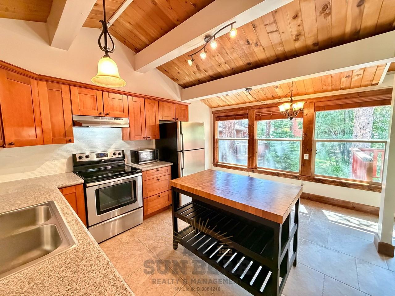 702 College Dr - Photo 4 of 15
