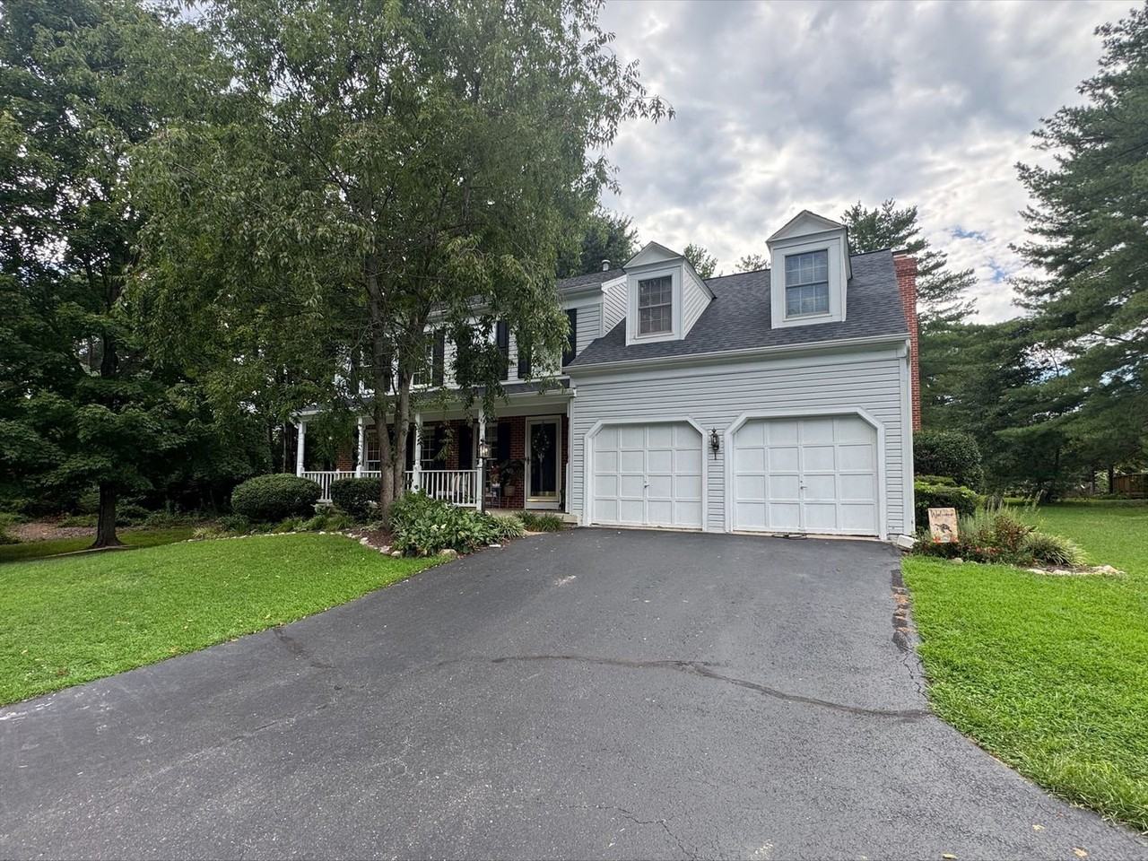 10 Oakbrook Ct - Photo 2 of 3