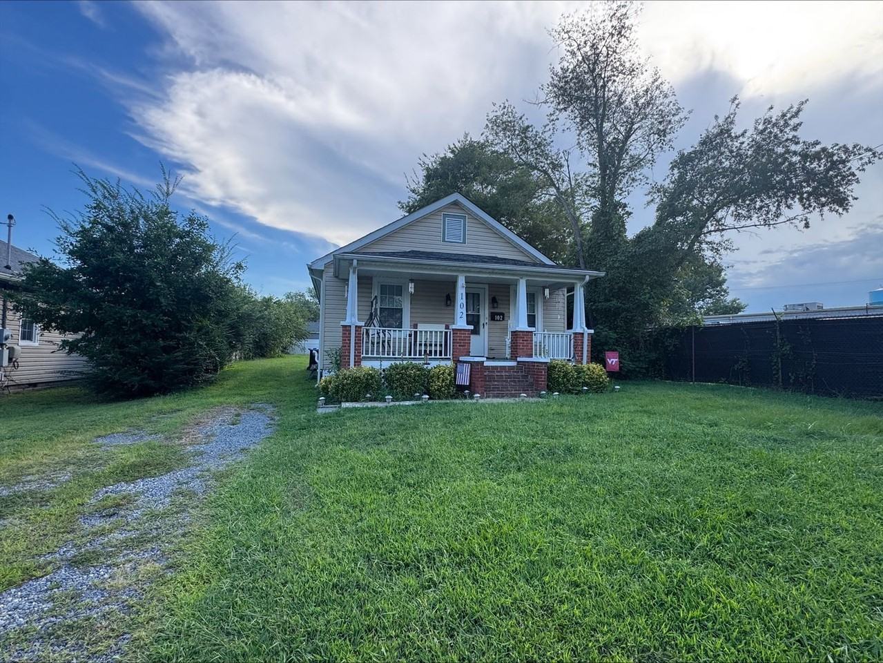 102 Hillcrest Dr - Photo 2 of 2