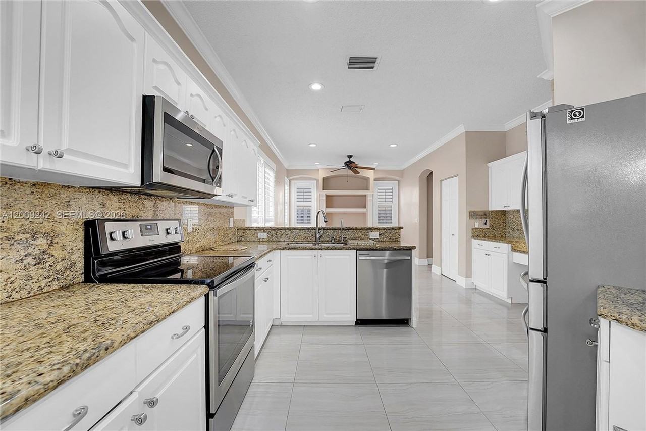 1905 Capeside Cir - Photo 2 of 18