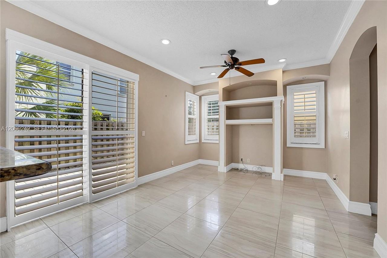 1905 Capeside Cir - Photo 4 of 18