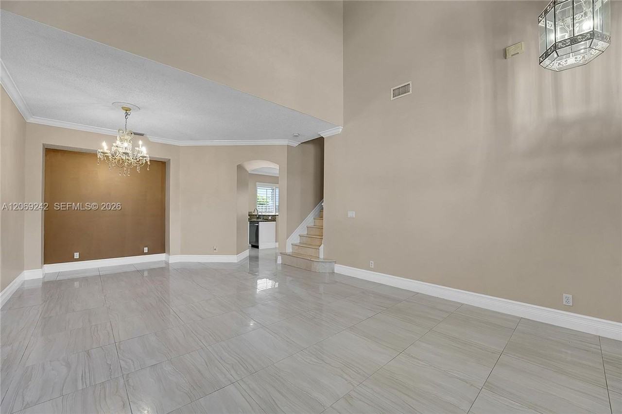 1905 Capeside Cir - Photo 5 of 18