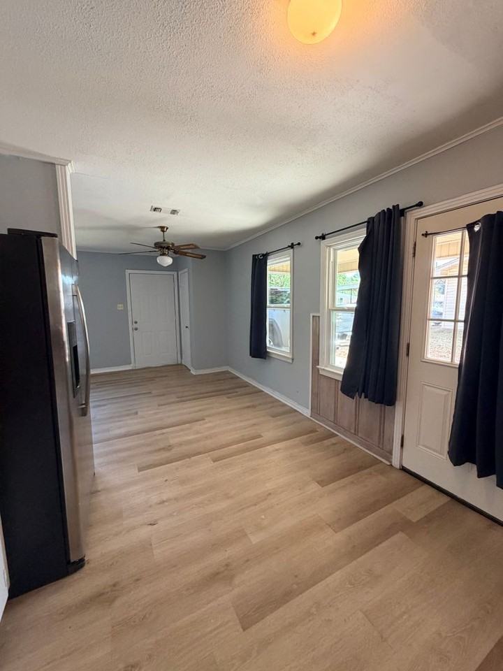 224 Virginia Ave - Photo 5 of 17