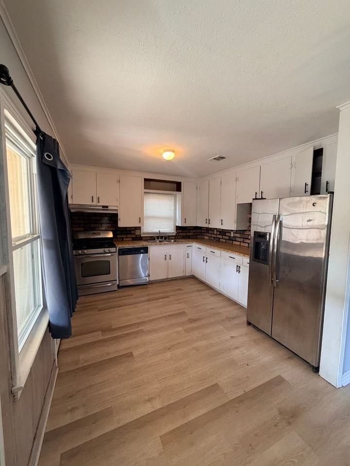 224 Virginia Ave - Photo 6 of 17