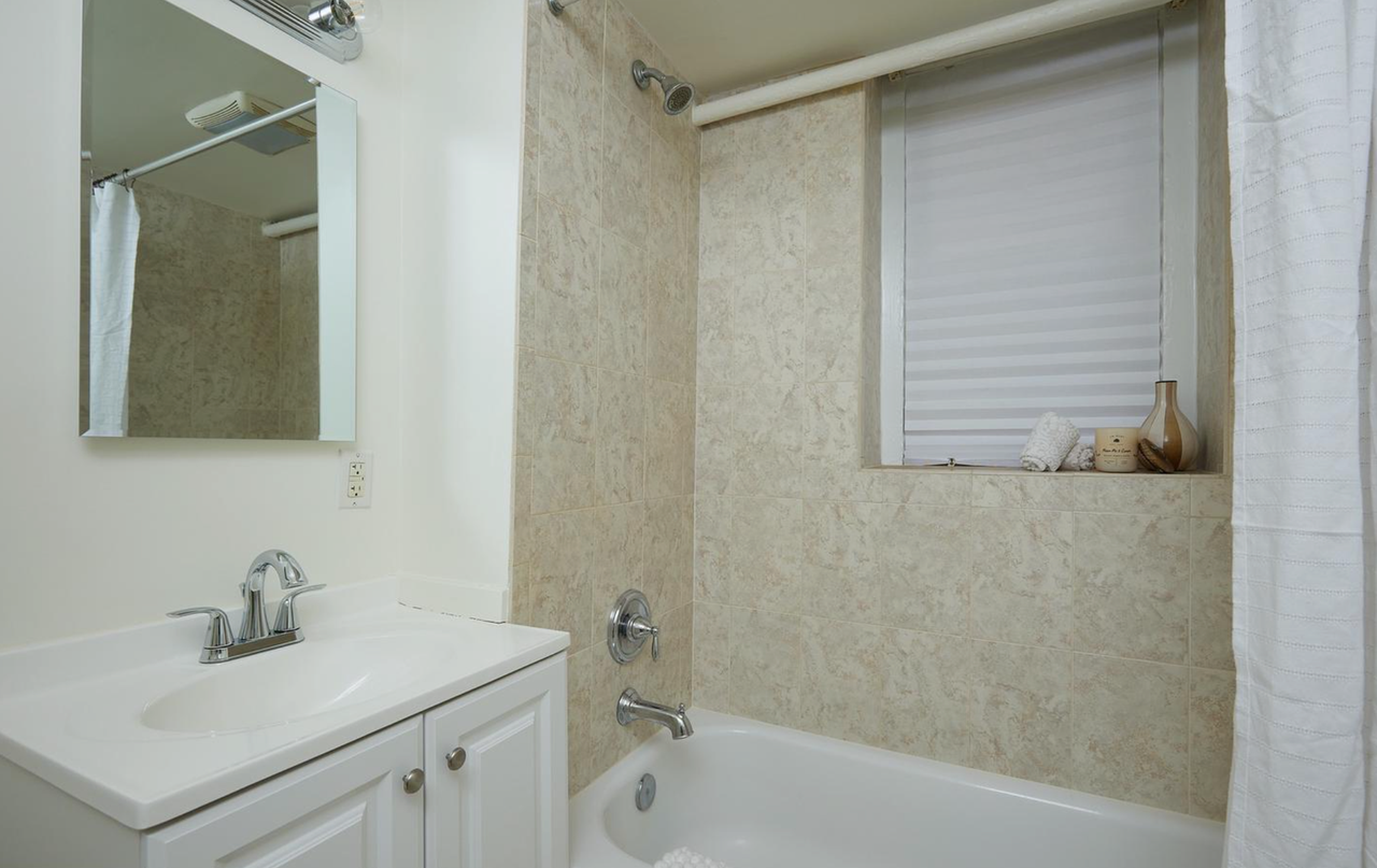 1415 Girard St Nw #102 - Photo 4 of 6