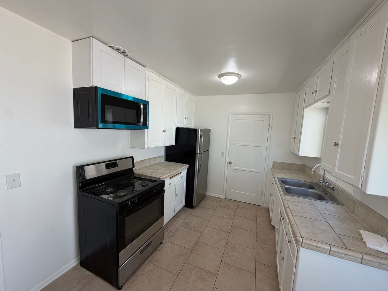 329 S Scott Dr - Photo 3 of 10