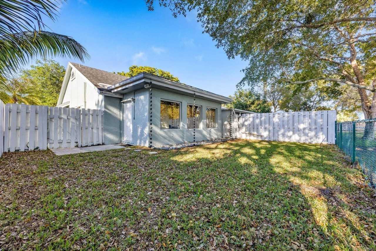 11110 Sw 9th Pl - Photo 7 of 30
